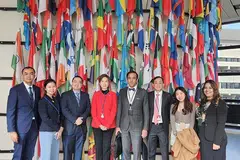 TANGANI ISU DADAH: Cik Teo (baju merah) bersama anggota delegasi Singapura daripada Kementerian Ehwal Dalam Negeri (MHA) dan Kementerian Ehwal Luar (MFA)/Misi Vienna, sewaktu sesi ke-66 CND yang baru-baru ini dimuktamadkan. - Foto MHA