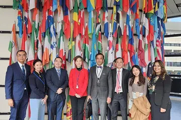 TANGANI ISU DADAH: Cik Teo (baju merah) bersama anggota delegasi Singapura daripada Kementerian Ehwal Dalam Negeri (MHA) dan Kementerian Ehwal Luar (MFA)/Misi Vienna, sewaktu sesi ke-66 CND yang baru-baru ini dimuktamadkan. - Foto MHA