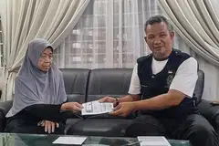 MAHU TERUS BERBAKTI: Encik Abu Bakar Haji Abdul Rahim mambantu nmengutip sumbangan daripada salah seorang penyumbang, Hajah Sariyah Haji Marmin. - Foto-foto AL-IMTAQ INTERNATIONAL & SERVICES