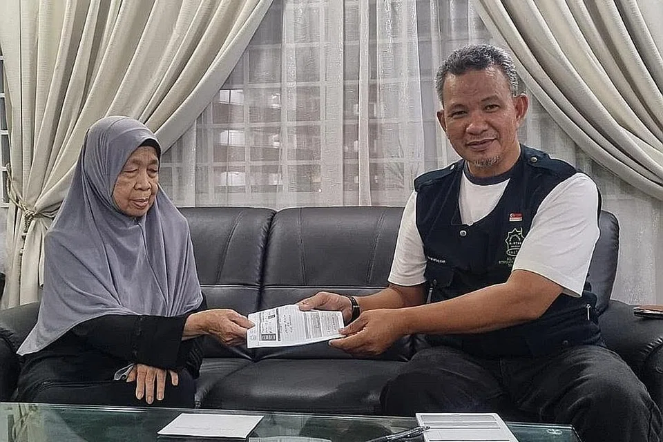 MAHU TERUS BERBAKTI: Encik Abu Bakar Haji Abdul Rahim mambantu nmengutip sumbangan daripada salah seorang penyumbang, Hajah Sariyah Haji Marmin. - Foto-foto AL-IMTAQ INTERNATIONAL & SERVICES