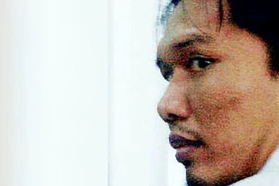 Bekas inspektor polis Malaysia, Azilah Hadri, 48 tahun, yang didapati bersalah membunuh wanita Mongolia, Altantuya Shaariibuu, pada 2006, terlepas hukuman gantung sampai mati.