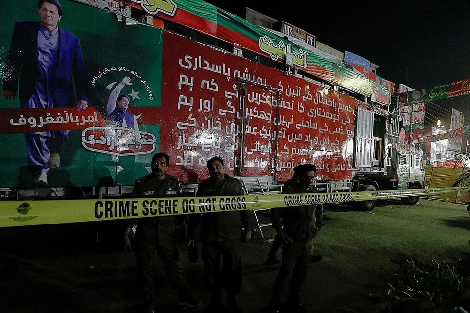 PELURU KENA KAKI: Gambar atas ialah kenderaan yang dinaiki Encik Imran, sebuah kontena yang dipasang di atas sebuah trak dengan pentas di atas, yang telah dikepung polis sedang mereka meneruskan siasatan. - Foto REUTERS