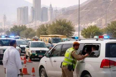 Pegawai keselamatan memeriksa kenderaan di pintu masuk ke Makkah ketika pihak berkuasa memperketat kawalan menjelang musim haji, susulan tindakan tegas terhadap penipuan pakej haji dalam talian. Dua warga Mesir ditahan kerana mempromosikan tawaran palsu yang memperdaya bakal jemaah.