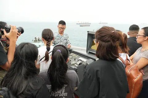 LIHAT OPERASI: Peserta diajar mengenai sistem kawalan serta arahan yang diberikan oleh pegawai tentera laut.