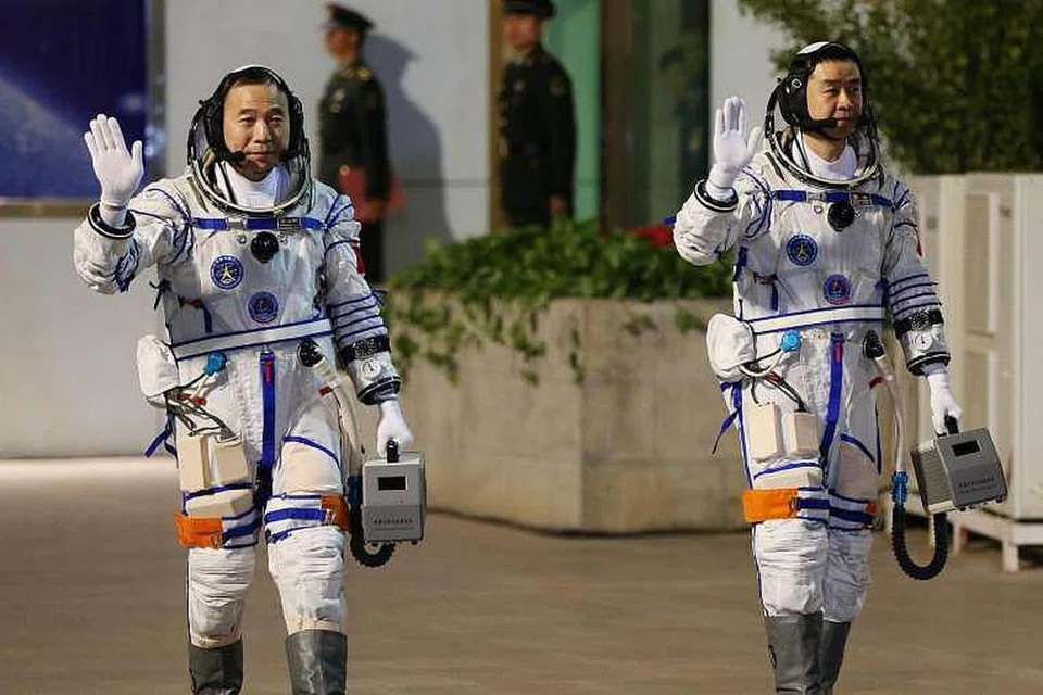 Angkasawan Chen Dong (kiri) dan Jin Haipeng pada satu majlis perpisahan sebelum pelancaran kapal angkasa lepas Shenzhou-11 di Pusat Pelancaran Satelit Jiuquan. 