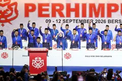 Presiden Umno, Datuk Seri Dr Ahmad Zahid Hamidi (depan), ketika mengetuai laungan ‘Hidup Umno’ pada hari terakhir Perhimpunan Agung Umno 2026 di Pusat Dagangan Dunia, Kuala Lumpur, pada 12 September.