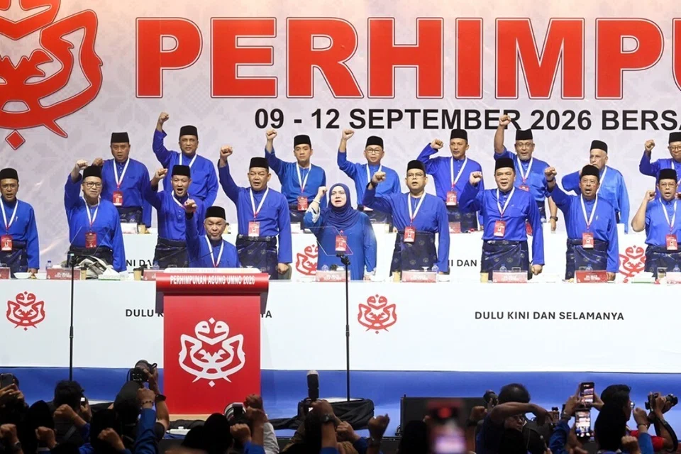 Presiden Umno, Datuk Seri Dr Ahmad Zahid Hamidi (depan), ketika mengetuai laungan ‘Hidup Umno’ pada hari terakhir Perhimpunan Agung Umno 2026 di Pusat Dagangan Dunia, Kuala Lumpur, pada 12 September.