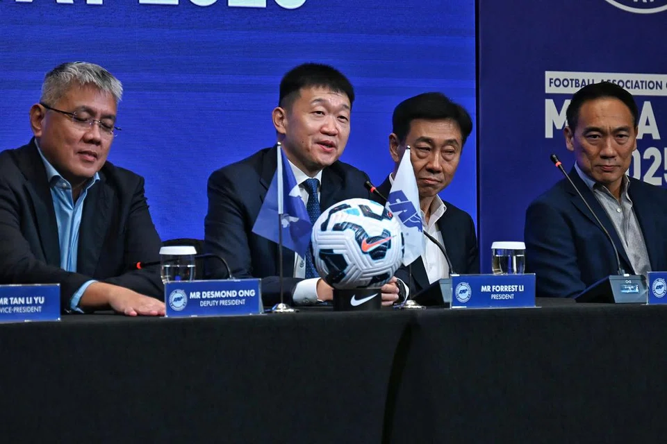 Presiden Persatuan Bola Sepak Singapura (FAS), Forrest Li (kedua dari kiri), sedia menjawab soalan semasa Hari Media FAS di hotel Shangri-La pada 6 Ogos. Turut hadir, anggota  majlisnya, (dari kiri) Timbalan Presiden FAS, Desmond Ong; Naib Presiden, Bill Ng; dan Anggota Majlis, Bruce Liang.