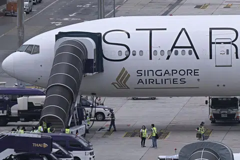 Pesawat Singapore Airlines, SQ321, sebuah pesawat Boeing 777-300ER, selepas melakukan pendaratan cemas di Lapangan Terbang Suvarnabhumi pada 21 Mei.