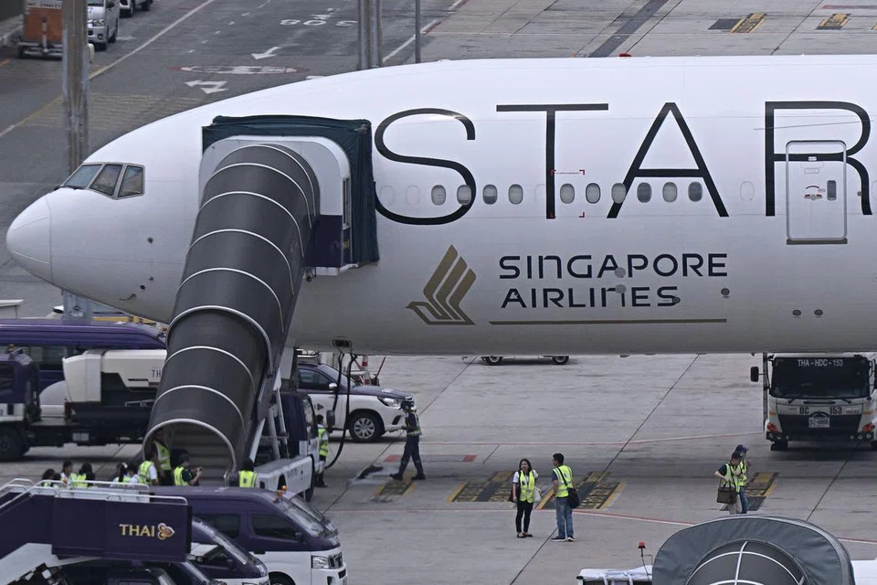 Pesawat Singapore Airlines, SQ321, sebuah pesawat Boeing 777-300ER, selepas melakukan pendaratan cemas di Lapangan Terbang Suvarnabhumi pada 21 Mei.