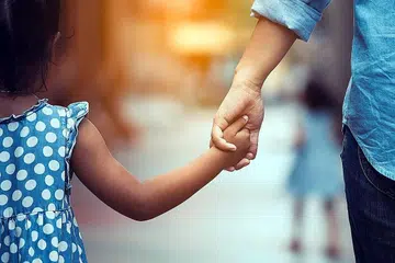 KUNCI DUNIA AKHIRAT: Amalan yang dilakukan seorang anak soleh dapat memberi manfaat kepada ibu bapanya di dunia dan juga akhirat. Doa seorang anak soleh juga menjamin bahawa pahala ibu bapanya terus mengalir meskipun mereka sudah tiada lagi. - Foto hiasan ISTOCKPHOTO
