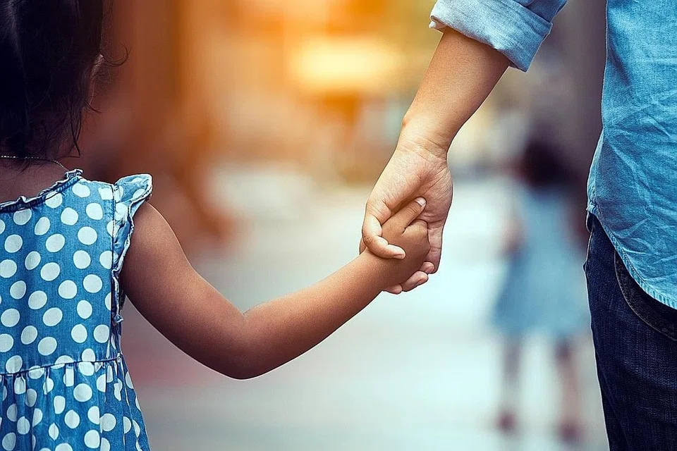 KUNCI DUNIA AKHIRAT: Amalan yang dilakukan seorang anak soleh dapat memberi manfaat kepada ibu bapanya di dunia dan juga akhirat. Doa seorang anak soleh juga menjamin bahawa pahala ibu bapanya terus mengalir meskipun mereka sudah tiada lagi. - Foto hiasan ISTOCKPHOTO