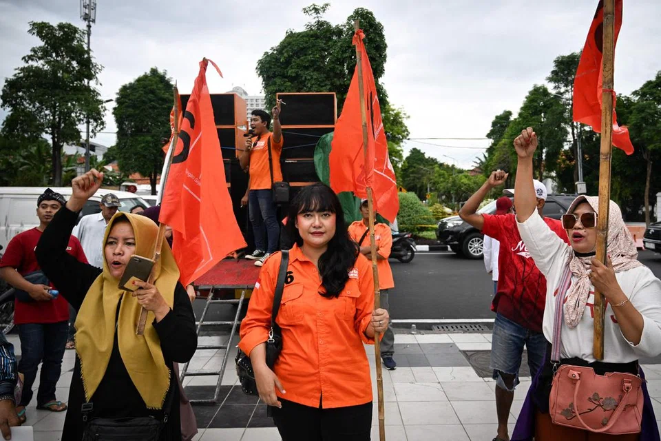 Cik Anindya Shabrina Prasetiyo (tengah), calon perundangan Parti Buruh menghadiri perhimpunan di  Surabaya. Lebih 200 juta orang layak mengundi dalam pilihan raya umum dengan lebih separuh daripada mereka wanita, Namun hanya sedikit sahaja wanita yang mewakili mereka.