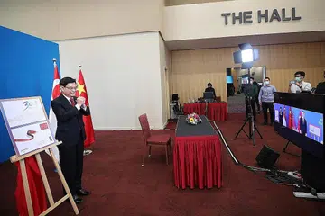 PERKUKUH KERJASAMA DUA HALA: Timbalan Perdana Menteri Heng Swee Keat menghadiri mesyuarat Majlis Bersama bagi Kerjasama Dua Hala (JCBC) Singapura dan China yang diadakan menerusi sidang video semalam. - Foto MCI