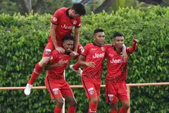 RAIKAN GOL: Para pemain Balestier Khalsa meraikan gol kedua pasukan jaringan Mohd Akid Nordin (dua dari kanan) semasa kemenangan ke atas Warriors FC kelmarin. - Foto ZAINAL YAHYA