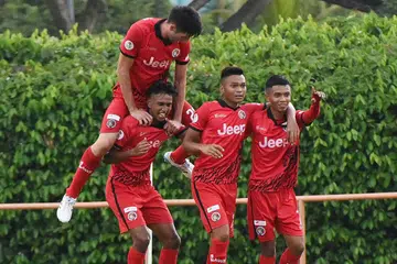 RAIKAN GOL: Para pemain Balestier Khalsa meraikan gol kedua pasukan jaringan Mohd Akid Nordin (dua dari kanan) semasa kemenangan ke atas Warriors FC kelmarin. - Foto ZAINAL YAHYA
