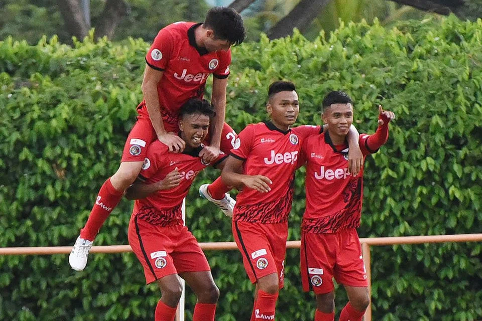 RAIKAN GOL: Para pemain Balestier Khalsa meraikan gol kedua pasukan jaringan Mohd Akid Nordin (dua dari kanan) semasa kemenangan ke atas Warriors FC kelmarin. - Foto ZAINAL YAHYA