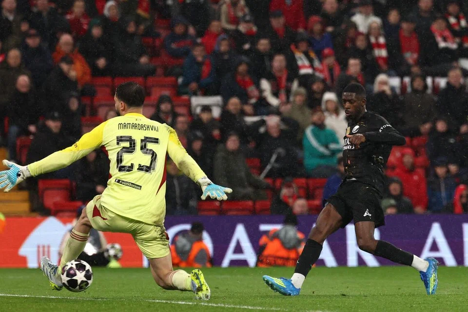 Penyerang Paris Saint-Germain (PSG), Ousmane Dembele (kanan), menjaringkan gol kedua pasukannya dalam perlawanan suku akhir kedua Liga Juara-Juara Uefa antara Liverpool dengan PSG di Anfield, Liverpool, pada 14 April 2026.