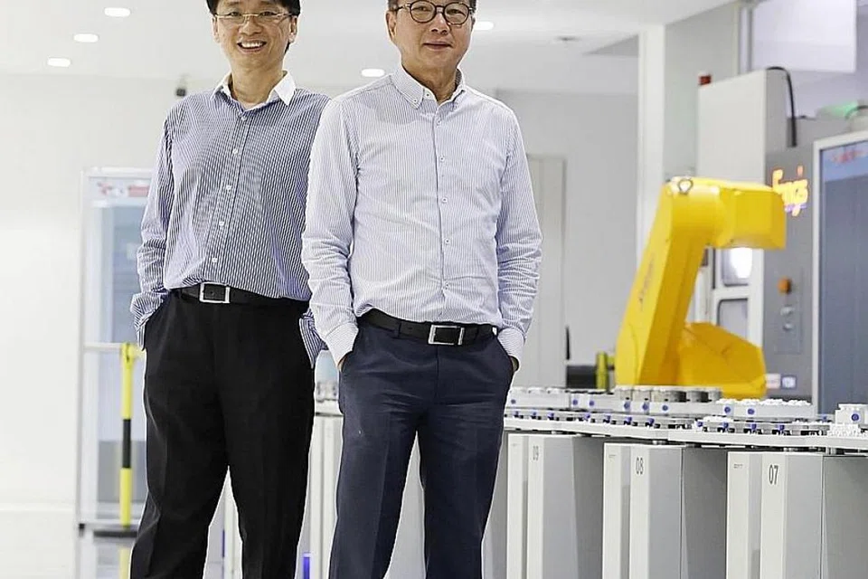 KILANG 'BIJAK': Fong's Engineering and Manufacturing merupakan antara SME pertama di Singapura yang mempunyai barisan pengeluaran automatik. (Dari kiri) Pengurus Projek (Teknologi dan Transformasi) syarikat, Encik Joseph Wong dan CEO Encik Jeremy Fong. - Foto BM oleh AZMI ATHNI