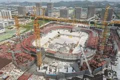 PROJEK TERBENGKALAI?: Stadium Guangzhou FC yang sedang dibina oleh Evergrande ini kini tidak diketahui statusnya. Mungkin projek itu tidak dapat diteruskan kerana pemaju hartanah itu sedang dibebani hutang berbilion dolar. - Foto AFP 