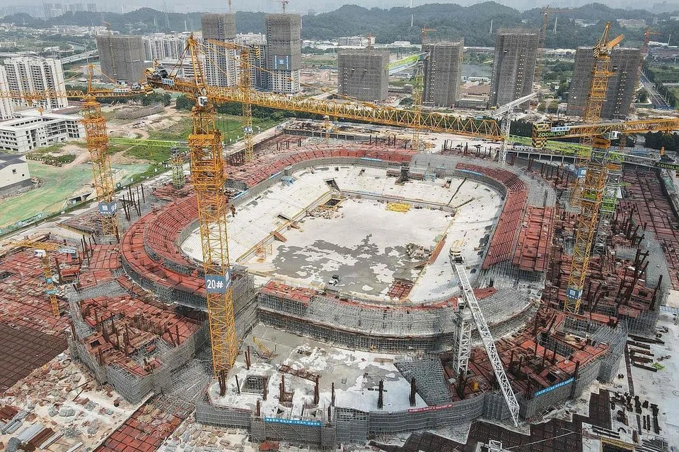 PROJEK TERBENGKALAI?: Stadium Guangzhou FC yang sedang dibina oleh Evergrande ini kini tidak diketahui statusnya. Mungkin projek itu tidak dapat diteruskan kerana pemaju hartanah itu sedang dibebani hutang berbilion dolar. - Foto AFP 