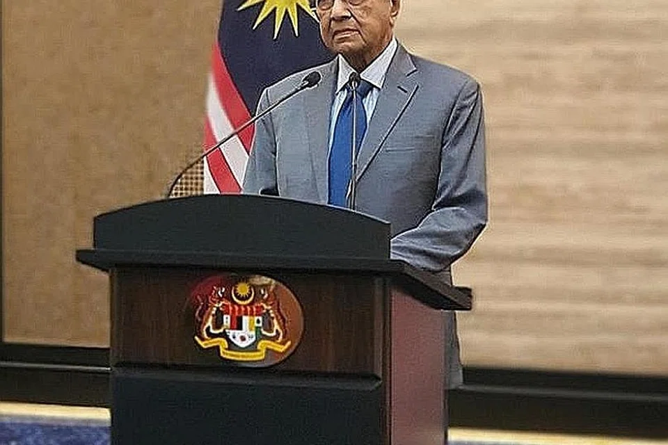 'KUASA BUKAN MATLAMAT SAYA': Dr Mahathir menyampaikan perutusan khasnya semalam. Beliau berkata antara sebab beliau meletak jawatan ialah "saya tidak melihat kuasa dan jawatan itu sebagai matlamat saya". - Foto DR MAHATHIR BIN MOHAMAD/FACEBOOK
