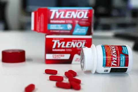 Dalam ilustrasi foto ini, bungkusan dan tablet Tylenol dipamerkan di Los Angeles, California, pada 22 September 2025. Presiden Amerika Syarikat, Donald Trump, pada tarikh sama menggesa wanita hamil supaya tidak mengambil Tylenol berikutan dakwaan kaitan dengan autisme yang belum terbukti, sambil turut menggesa perubahan besar terhadap vaksin standard yang diberikan kepada bayi. Pengumuman itu dibuat ketika Rumah Putih berjanji untuk merevolusikan sektor kesihatan di Amerika Syarikat, meskipun pakar perubatan dan saintis menyuarakan kebimbangan meluas.
