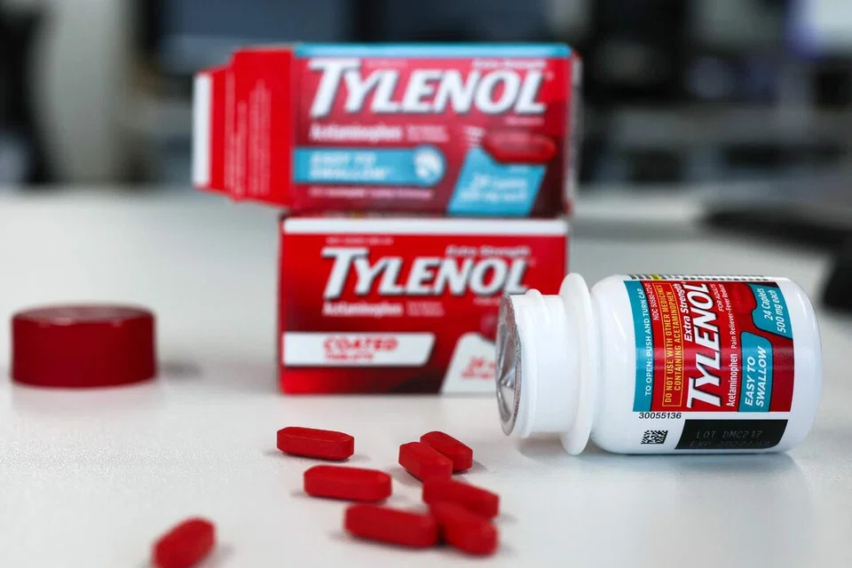 Dalam ilustrasi foto ini, bungkusan dan tablet Tylenol dipamerkan di Los Angeles, California, pada 22 September 2025. Presiden Amerika Syarikat, Donald Trump, pada tarikh sama menggesa wanita hamil supaya tidak mengambil Tylenol berikutan dakwaan kaitan dengan autisme yang belum terbukti, sambil turut menggesa perubahan besar terhadap vaksin standard yang diberikan kepada bayi. Pengumuman itu dibuat ketika Rumah Putih berjanji untuk merevolusikan sektor kesihatan di Amerika Syarikat, meskipun pakar perubatan dan saintis menyuarakan kebimbangan meluas.