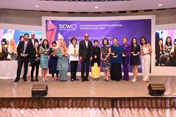 Sekumpulan 10 wanita, termasuk (lima dari kiri) Profesor Madya Emeritus Hadijah Rahmat, disenaraikan dalam Dewan Termasyhur Wanita Singapura, atau Singapore Women’s Hall of Fame (SWHF), pada 2024. Mereka menerima trofi yang digelar Obor, atau The Flame, oleh Presiden Tharman Shanmugaratnam (tengah) di majlis Sambutan Hari Wanita Antarabangsa SCWO dan Majlis Induksi SWHF Ke-10 di The Fullerton Hotel pada 8 Mac.