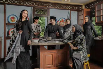 Trend ‘OOTD transition’ yang tular di TikTok dan Instagram menyaksikan warganet, khususnya Gen Z, memperagakan pakaian Raya secara kreatif melalui suntingan video menarik, sambil mencari inspirasi gaya yang mencerminkan identiti mereka dalam sambutan Syawal.