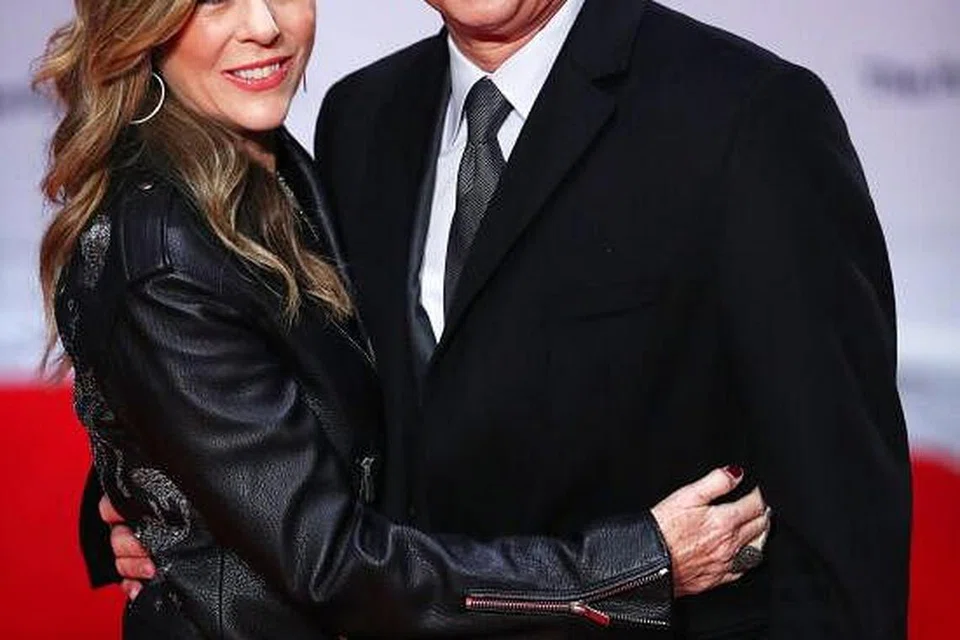 DIJANGKITI KORONAVIRUS: Tom Hanks dan isteri Rita Wilson di tayangan perdana filem The Post pada Januari 2018.