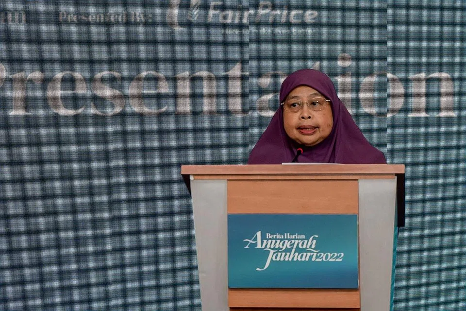 CONTOH TELADAN: Ketua Kumpulan Akademik Bahasa & Budaya Asia di Institut Pendidikan Nasional (NIE)/Universiti Teknologi Nanyang (NTU), Profesor Madya Hadijah Rahmat, dinobat sebagai penerima Anugerah Jauhari pada Khamis lalu memiliki nilai yang wajar dicontohi ramai. - Foto BM oleh NUR DIYANA TAHA