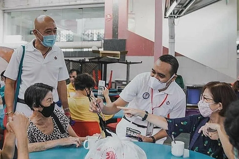 KREATIF: Calon PAP, Encik Mohd Fahmi Aliman dan Encik Zhulkarnain Abdul Rahim (atas) masing-masing guna cara kreatif dekati penduduk. - Foto-foto INSTAGRAM FAHMIALIMANSG, ZHULRAHIM