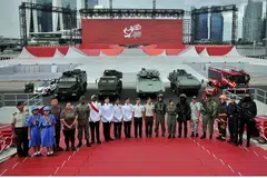 KEMBALI MERIAH: Pegawai dari SAF, SPF dan SCDF, serta wakil daripada kumpulan beruniform sekolah dan pertubuhan sosial dan ekonomi kelihatan bergambar bersama di The Float@Marina Bay, menandakan perbarisan dan pertunjukan lebih besar berbanding tahun-tahun pandemik. - Foto BH oleh GIN TAY
