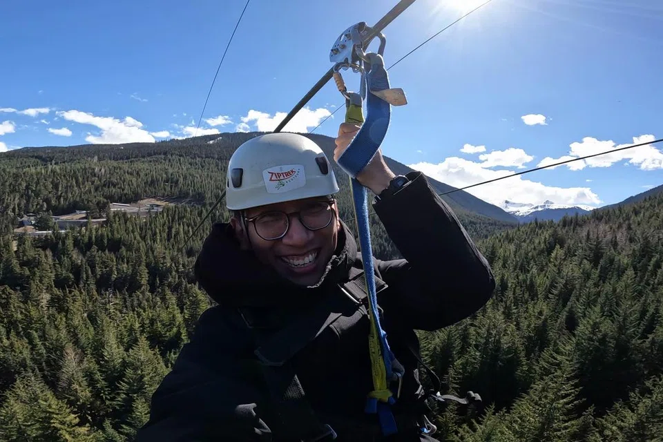 Menikmati pengalaman mendebarkan menaiki zipline di Whistler, dengan panorama indah gunung dan hutan di sekeliling.