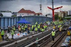 Sekitar 80 pekerja dilihat sedang menjalankan kerja di tapak untuk menyambungkan landasan dari Laluan Timur-Barat (EWL) ke Depoh Bersepadu East Coast (ECID) pada 8 Disember.