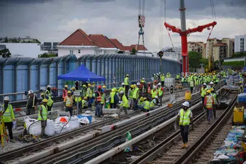 Sekitar 80 pekerja dilihat sedang menjalankan kerja di tapak untuk menyambungkan landasan dari Laluan Timur-Barat (EWL) ke Depoh Bersepadu East Coast (ECID) pada 8 Disember.