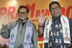Calon Gabenor Jakarta, Encik Pramono Anung (kiri), dan calon Timbalan Gabenor, Encik Rano Karno, melambai kepada wartawan semasa sidang media pilihan raya pemerintah daerah di Jakarta pada 27 November.