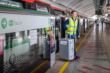 Selama tiga bulan mulai 25 Jun, duta mel SingPost berpakaian seragam, akan mengambil barangan pos dari stesen MRT Tampines dan Raffles Place. Mereka kemudian akan membuat perjalanan di Laluan Timur Barat (EWL) untuk membawa barangan pos itu ke kemudahan pengasingan SingPost berhampiran stesen MRT Paya Lebar.