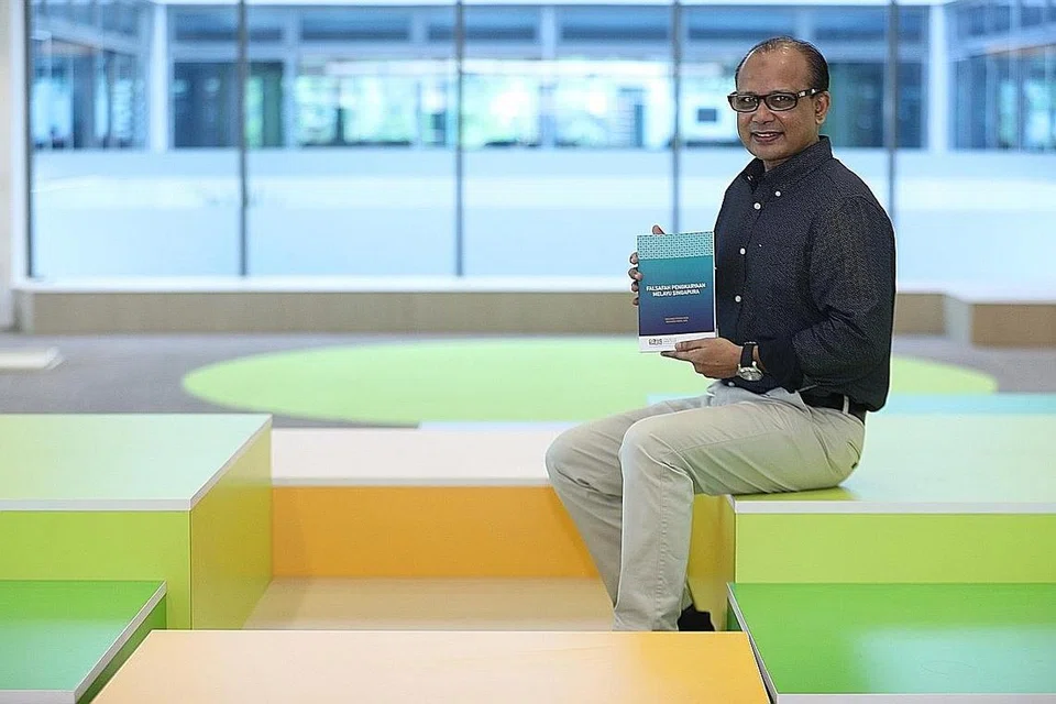 RAKAM KEKAYAAN PEMIKIRAN SASTERAWAN MELAYU: Dr Mohamed Pitchay Gani Abdul Aziz menerima Anugerah Hadiah Sastera 2020 bagi bukunya 'Falsafah Pengkaryaan Melayu Singapura' yang merakam sumbangan hebat sasterawan Melayu Singapura. - Foto BH oleh TIMOTHY DAVID