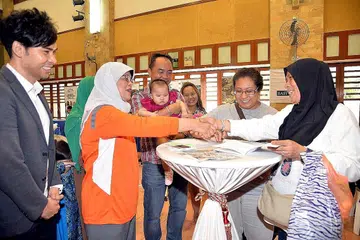 TINGKATKAN KEMAHIRAN: Pasangan jiran (dari kanan) Cik Rozita dan Cik Faridah sedang mengisi borang pekerjaan apabila disapa Cik Halimah dengan diperhati pengarah eksekutif Mendaki Sense, Encik Mohamed Heikal Mohamed Yusope (paling kiri). - Foto M.O. SALLEH