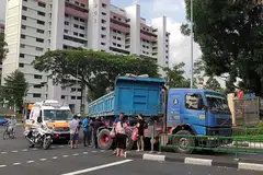 DILANGGAR KETIKA MELINTAS: Treler ini sedang membelok ke kiri apabila ia melanggar dua murid yang sedang melintas. Mujur kededua mereka selamat dan hanya mengalami kecederaan ringan. - Foto PEMBACA SHIN MIN DAILY NEWS