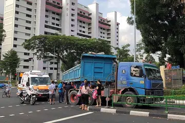 DILANGGAR KETIKA MELINTAS: Treler ini sedang membelok ke kiri apabila ia melanggar dua murid yang sedang melintas. Mujur kededua mereka selamat dan hanya mengalami kecederaan ringan. - Foto PEMBACA SHIN MIN DAILY NEWS