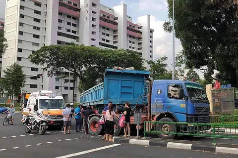 DILANGGAR KETIKA MELINTAS: Treler ini sedang membelok ke kiri apabila ia melanggar dua murid yang sedang melintas. Mujur kededua mereka selamat dan hanya mengalami kecederaan ringan. - Foto PEMBACA SHIN MIN DAILY NEWS