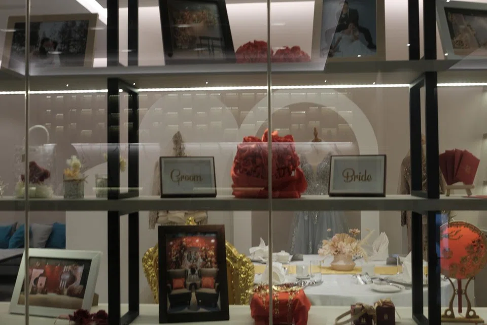 KHIDMAT TAMBAHAN: Courtyard by Marriott Melaka juga mempunyai bilik pameran khas yang menawarkan perkhidmatan pengantin seperti kad, baju dan hiasan majlis.