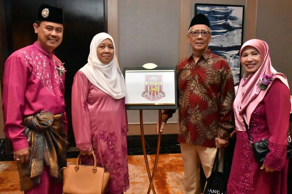 TEMUI KAWAN LAMA: Encik Saparin Rasikin (dua dari kanan), mantan penyelaras meja sukan BH/BM, turut hadir bersama isteri (tudung putih), bertemu rakan-rakan SNU, Cik Jumariah Abu dan Encik Said Ali.- Foto JAWATANKUASA PENGANJUR SNU-TSL