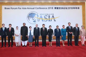 FORUM BO'AO: Encik Lee (dua dari kanan) dan isteri, Cik Lee (paling kanan), bergambar kenangan dengan Presiden China, Encik Xi Jinping dan isteri (tujuh dan lapan dari kiri) dan pemimpin lain bersama pasangan masing-masing semasa Forum Bo'ao. - Foto FACEBOOK PM LEE