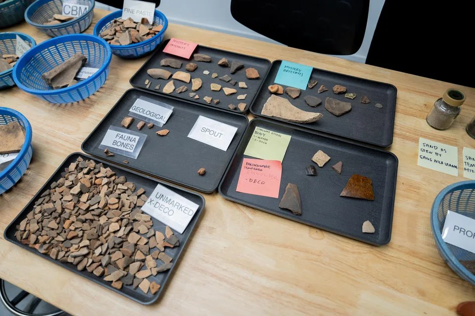 Serpihan arkeologi dipamerkan semasa bengkel Archeology101!.