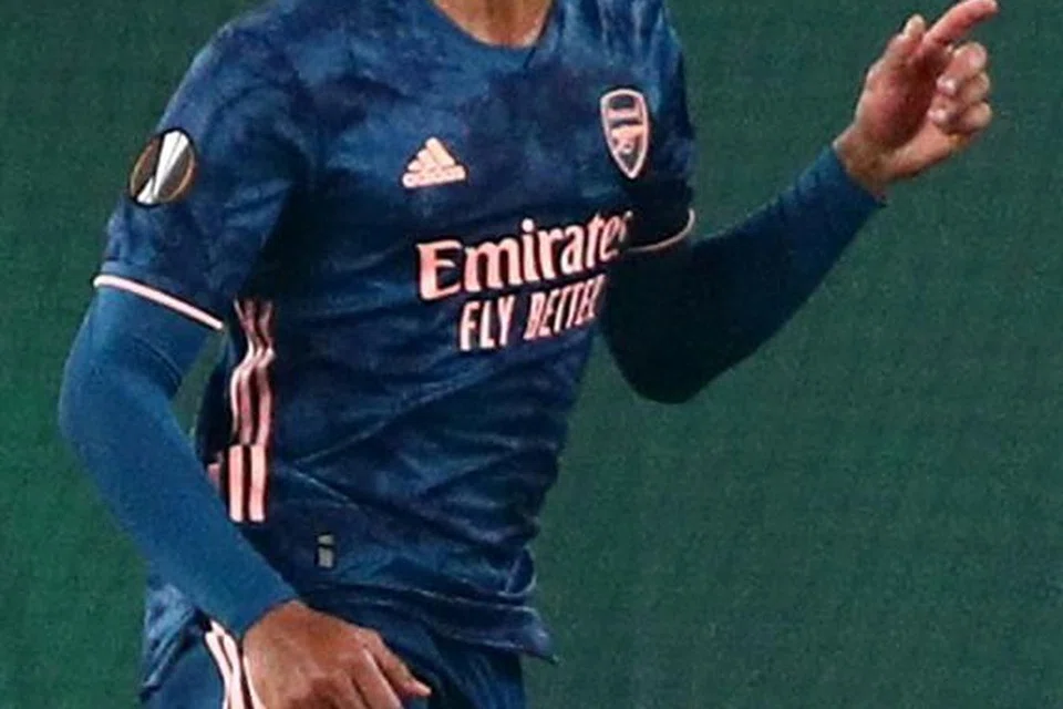 TIDAK SEMUA MALAP BAGI ARSENAL: Walaupun kapten pasukan Aubameyang diselar kerana prestasi hambar, kehadiran pemain baru, seperti Gabriel Magalhaes (atas) dan Thomas Partey, telah memperkukuhkan benteng pasukan, dengan Arsenal versi Arteta ini lebih sukar untuk ditembusi lawan. - Foto fail