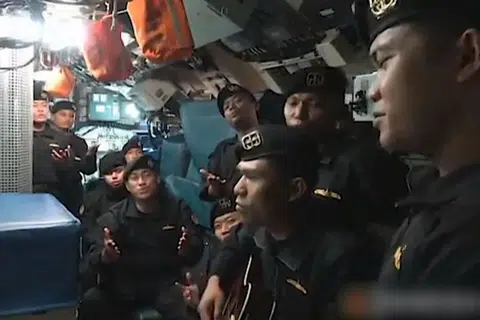 SAMPAI JUMPA: Beberapa minggu lalu, kru kapal selam yang tenggelam kelihatan menyanyi lagu 'Sampai Jumpa' dengan kata-kata membawa pesanan "Selamat Tinggal'. Semua ini terakam dalam video yang mereka tujukan bagi komander yang mengundurkan diri daripada khidmat tntera laut. - Foto TANGKAP LAYAR YOUTUBE